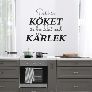 Det-här-köket-är-kryddat-med-kärlek-väggdekor-kök