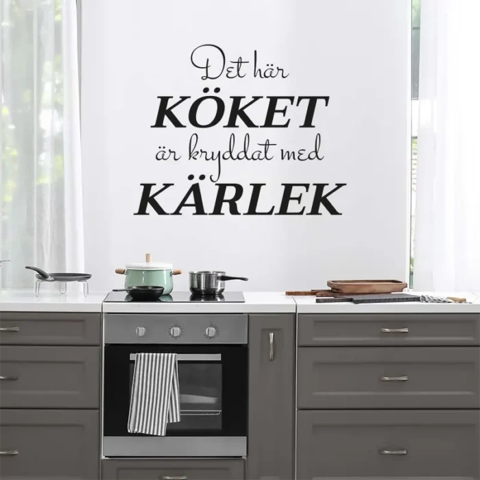 Det-här-köket-är-kryddat-med-kärlek-väggdekor-kök